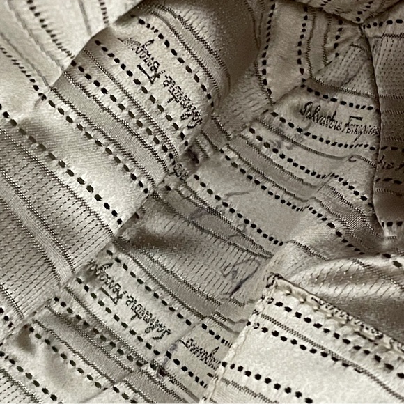 Salvatore Ferragamo metallic leather Gancini shoulder bag - Picture 6 of 11